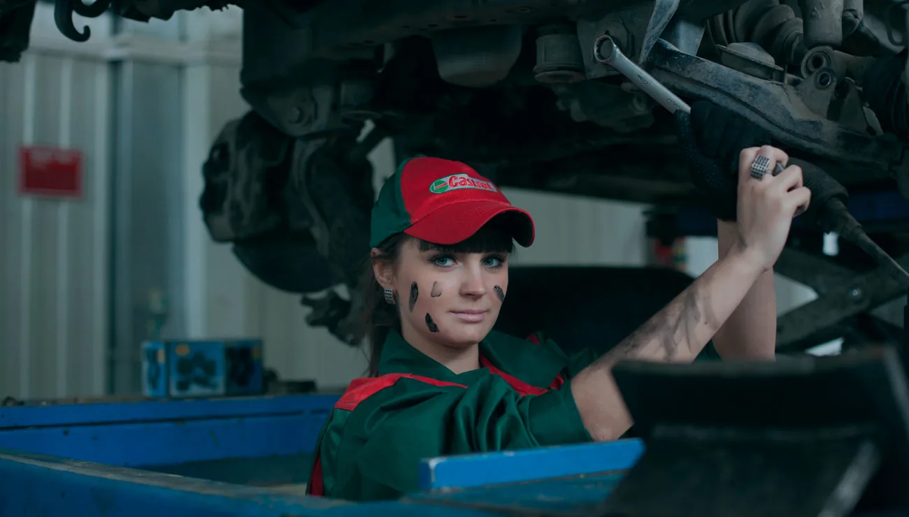 Mecánica atendiendo a una clienta en un taller automotriz