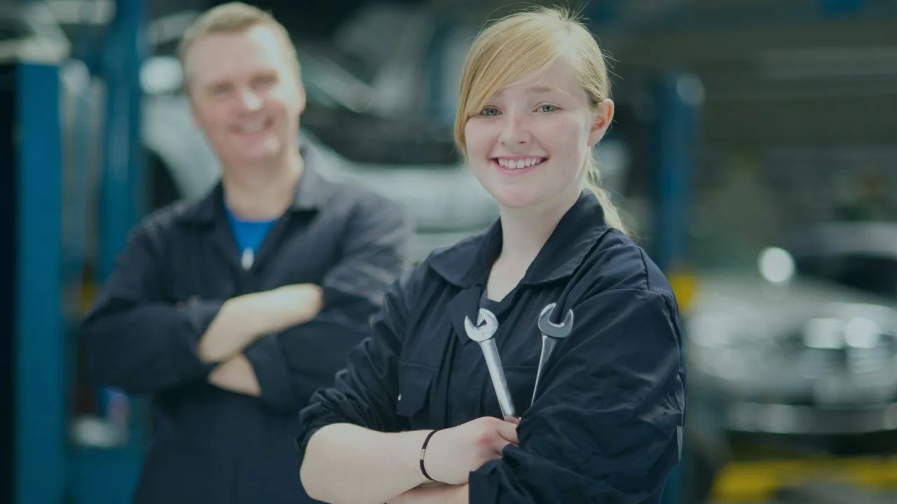 Equipo de mecánicos para una estrategia de marketing de taller automotriz