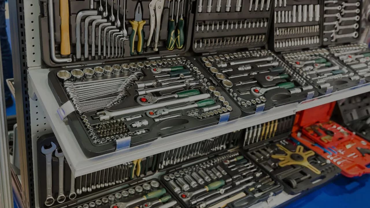 Juego organizado de herramientas para taller mecánico
