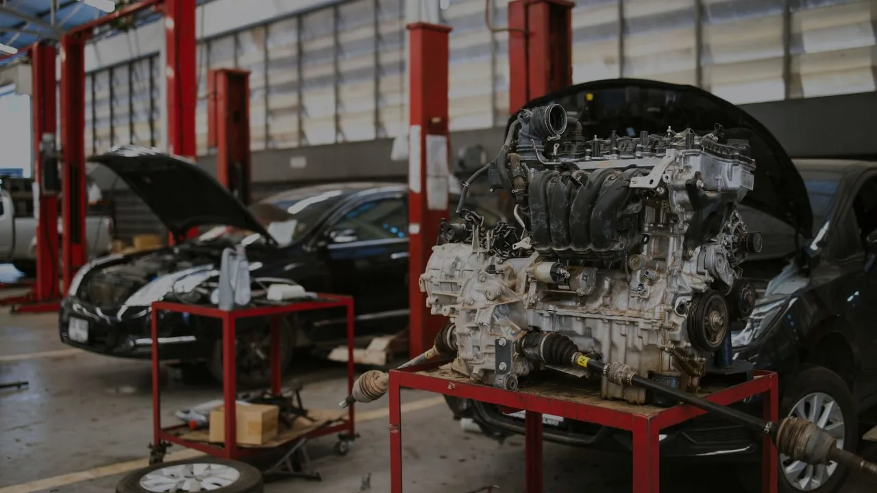 Zona de trabajo con bancos, carros y equipo de un taller mecánico