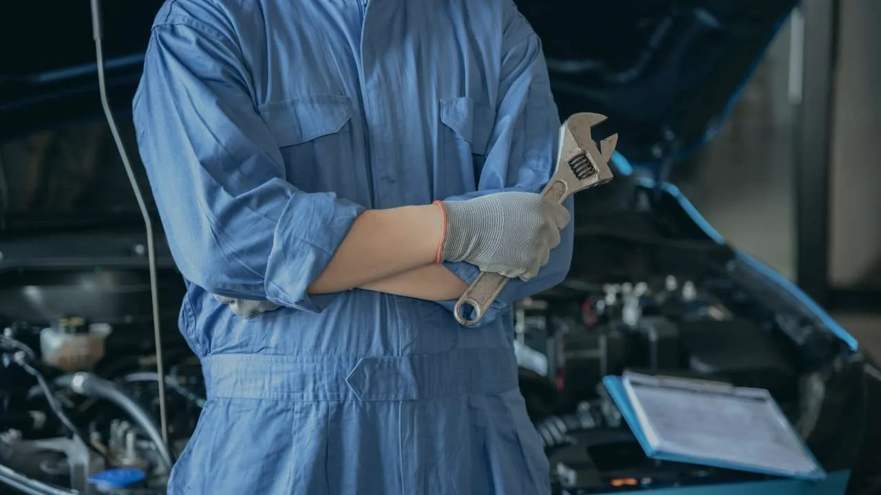 Mecánico con equipo de protección personal en un taller automotriz