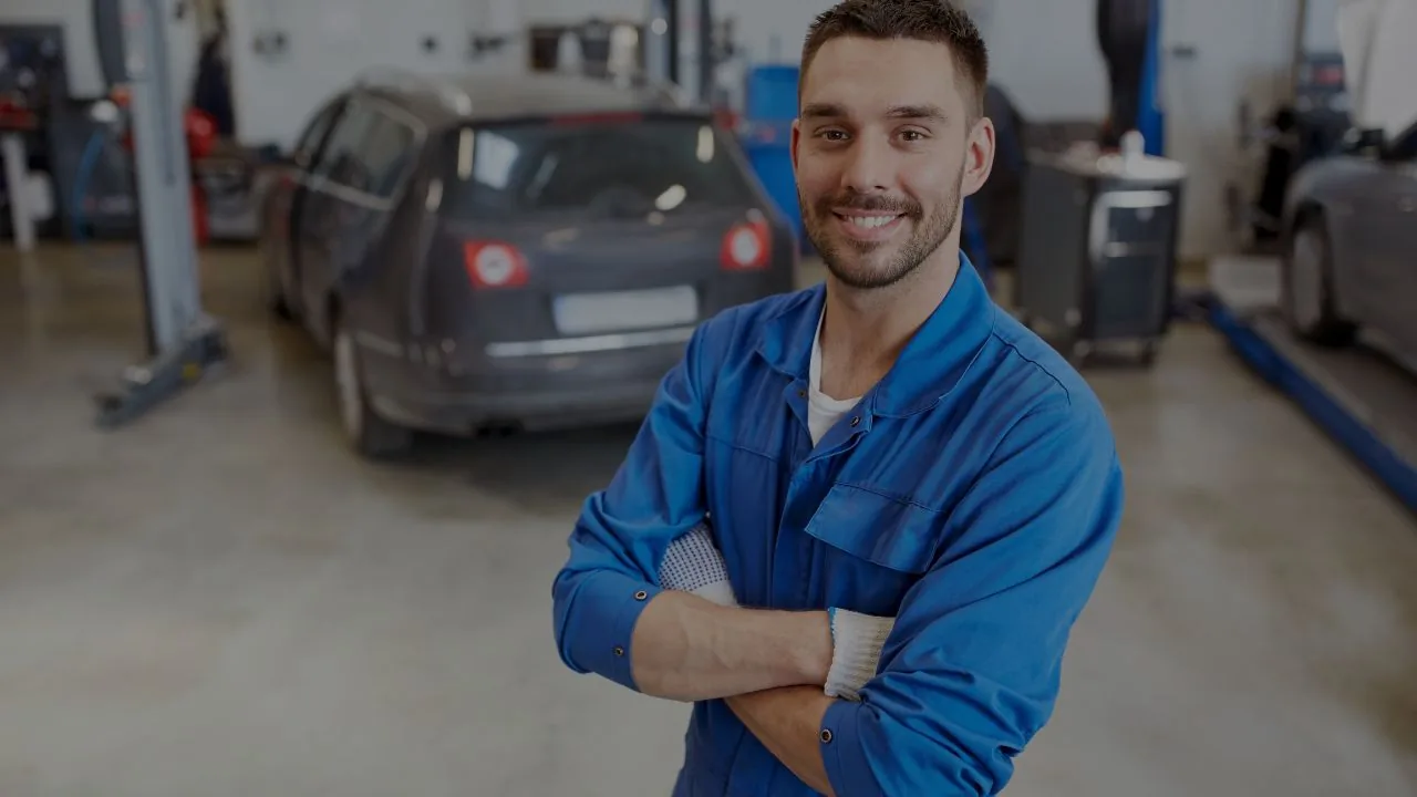 Mecánico dentro de un taller automotriz para analizar el mercado local
